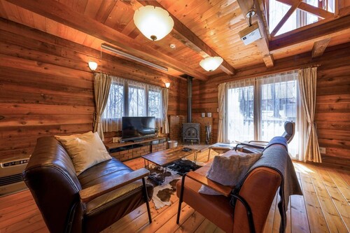 Private Scandinavian Log House with Natural Hot Springs & BBQ