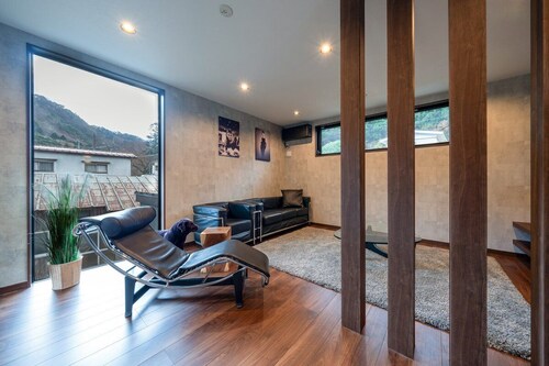 Designer Home: Private Sauna, Wood Stove & Terrace
