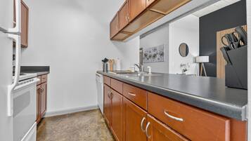 Fridge, oven, stovetop, dishwasher