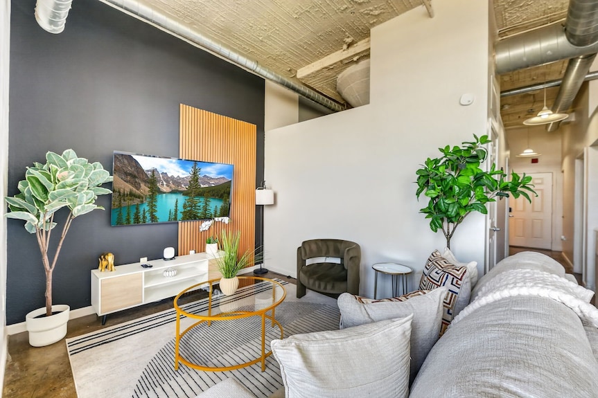 River Market Loft Retreat 2br Stay W/ Parking - Parkville, MO