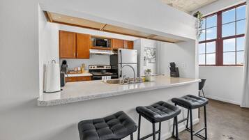 Fridge, oven, stovetop, dishwasher
