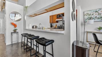 Coffee/tea maker, fridge, oven, stovetop