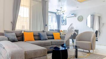Deluxe Apartment, Balcony, City View | Living area
