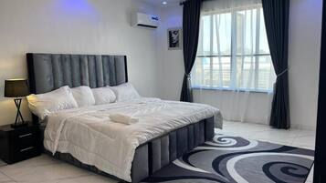 Departamento Deluxe, balcón, vista a la ciudad | Espacio para trabajar con laptop, insonorización y wifi gratis