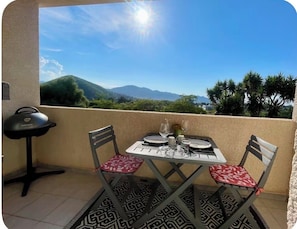 Outdoor dining - Studio 2 à 3 personnes, 1 lit 160 1 lit 80 enf, terrasse,piscine parking gratuit (Saint-Florent)