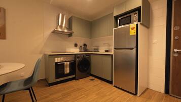 Appartement luxueux, 1 chambre, non-fumeur, vue sur la ville | Cuisine privée | Réfrigérateur grande capacité avec congélateur, four à micro-ondes