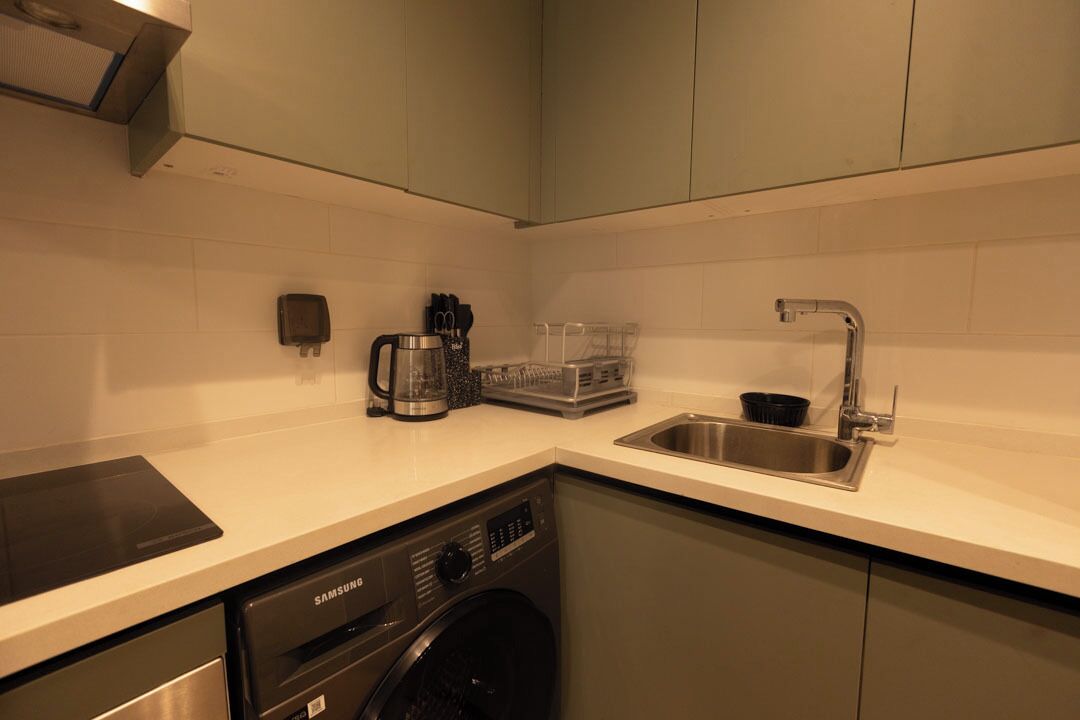 Full-size fridge, microwave, oven, stovetop
