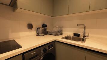 Full-size fridge, microwave, oven, stovetop