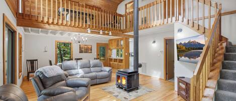 Hytte, flere senger, fjellutsikt (Sharp Top Mountain Retreat) | Oppholdsområde