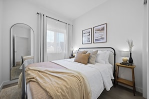 4 bedrooms, travel cot, free WiFi, bed sheets - Brand New Invermere Getaway | Steps to Downtown (Invermere)