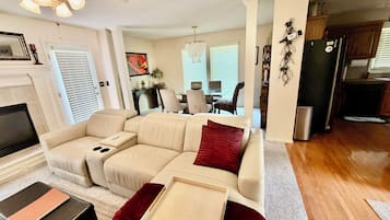 Smart TV, chimenea, libros y impresora