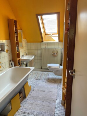 Haartrockner, Handtücher, Seife, Toilettenpapier