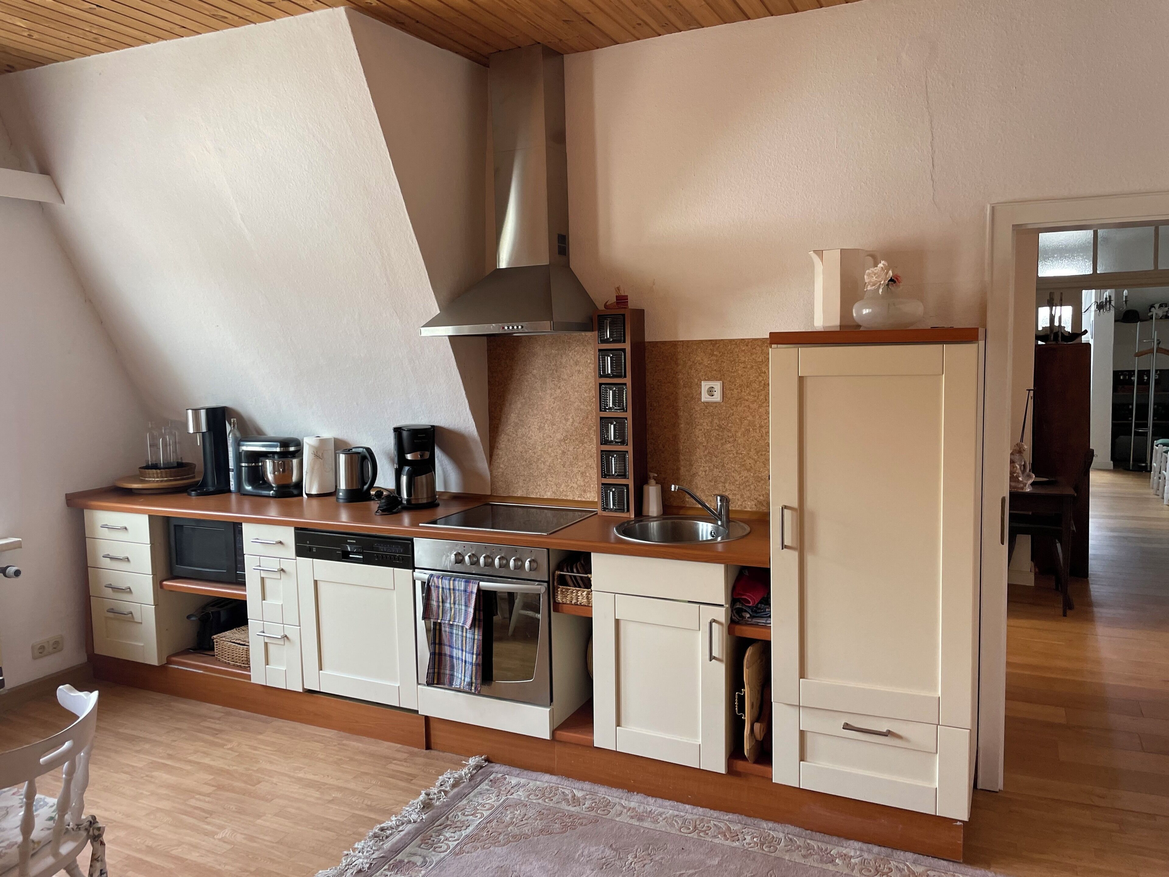 Coffee/tea maker, fridge, microwave, oven