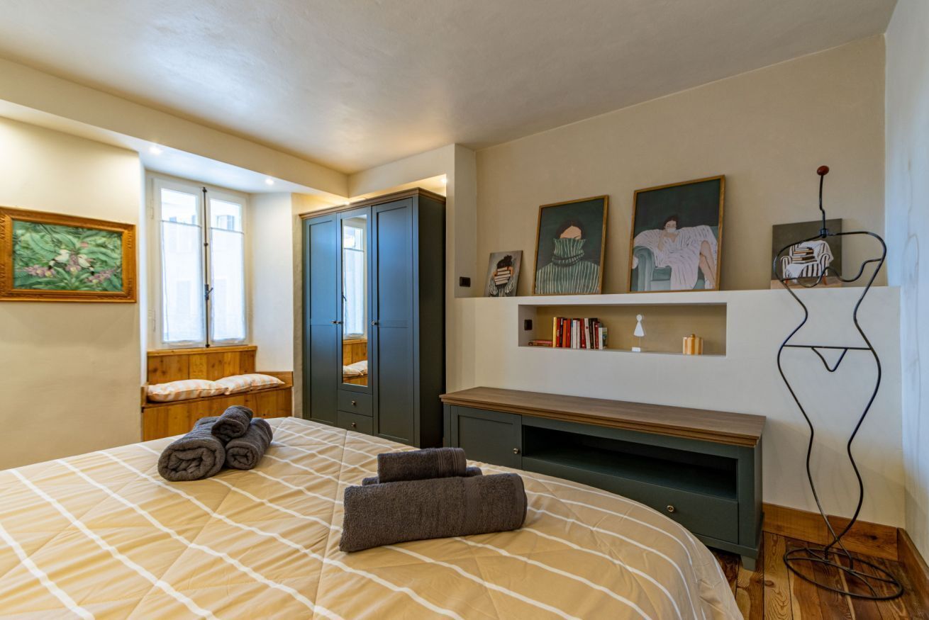 1 chambre, fer et planche à repasser