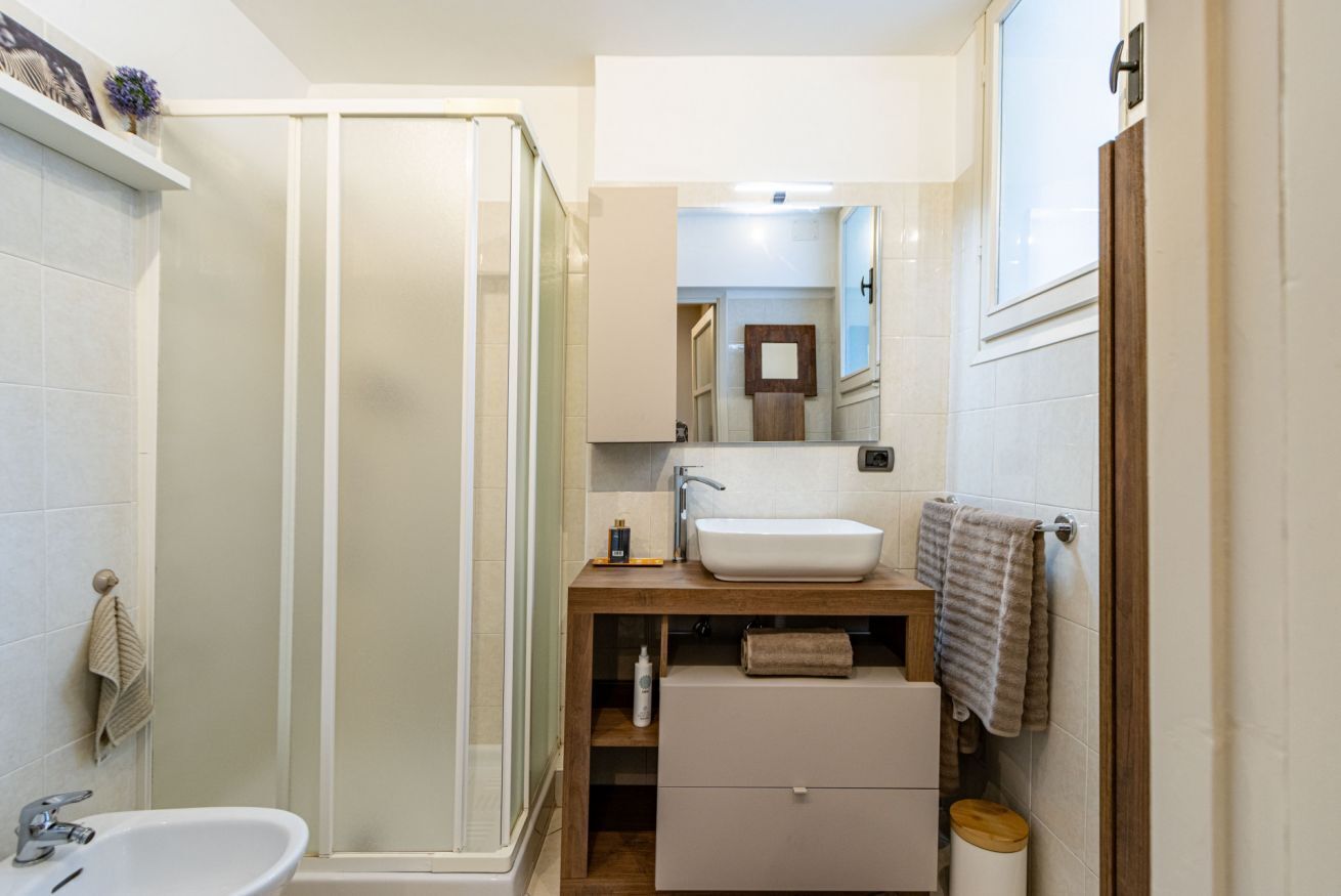Doccia, bidet, asciugamani, carta igienica
