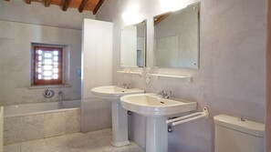Bathroom - Charming House by the Sea in Liguria (Cinque Terre, Porto Venere, Lerici by Boat) (Bocca di Magra)