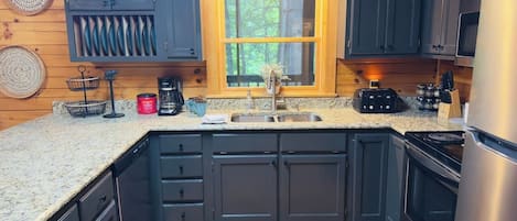 Wasserkocher mit Kaffee-/Teezubehör, Kühlschrank, Mikrowelle, Ofen