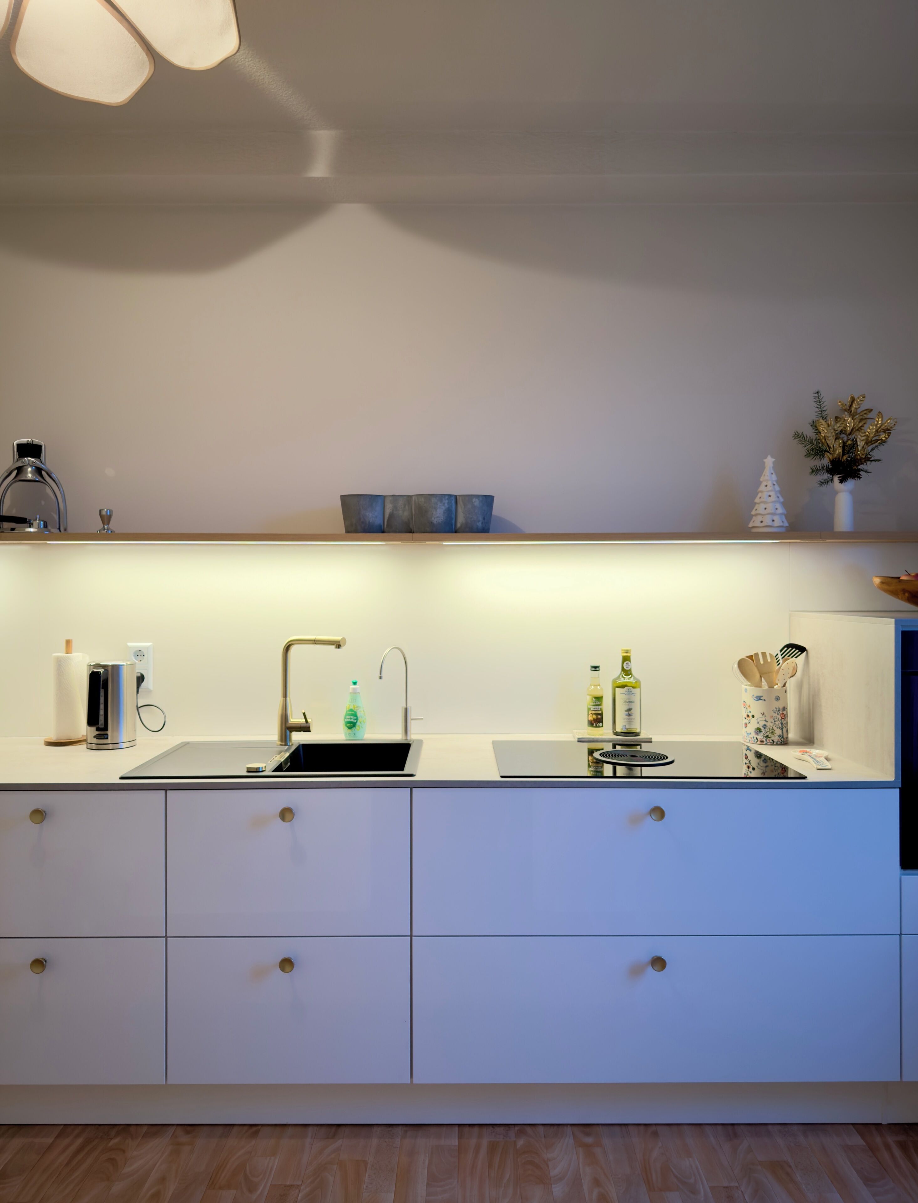 Coffee/tea maker, fridge, oven, stovetop