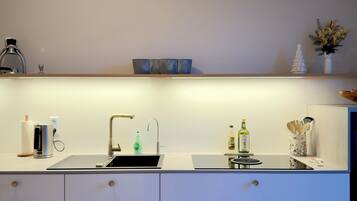 Coffee/tea maker, fridge, oven, stovetop
