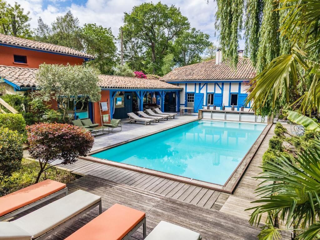 Seasonal outdoor pool, open 10:00 AM to 7:00 PM, sun loungers