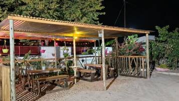 Tempat makan luar