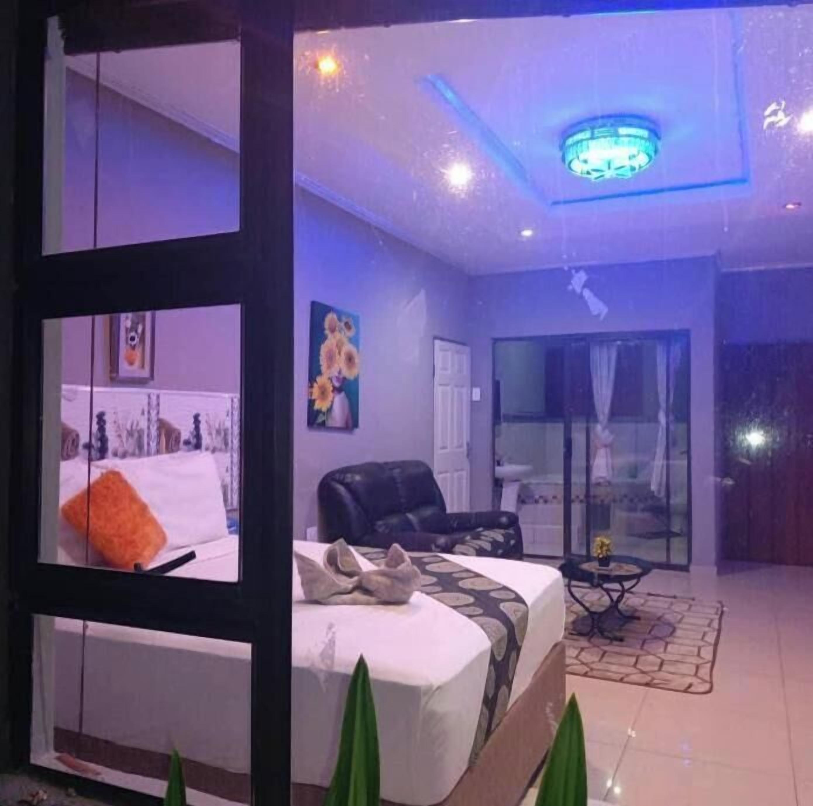 Meja, ruang kerja komputer riba, seterika/papan seterika, Wi-fi percuma 
