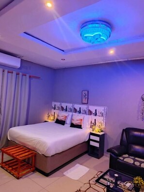 Meja, ruang kerja komputer riba, seterika/papan seterika, Wi-fi percuma 