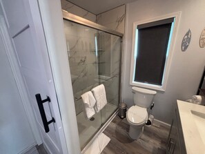 Suihku, hiustenkuivaaja, pyyhkeet, saippua
