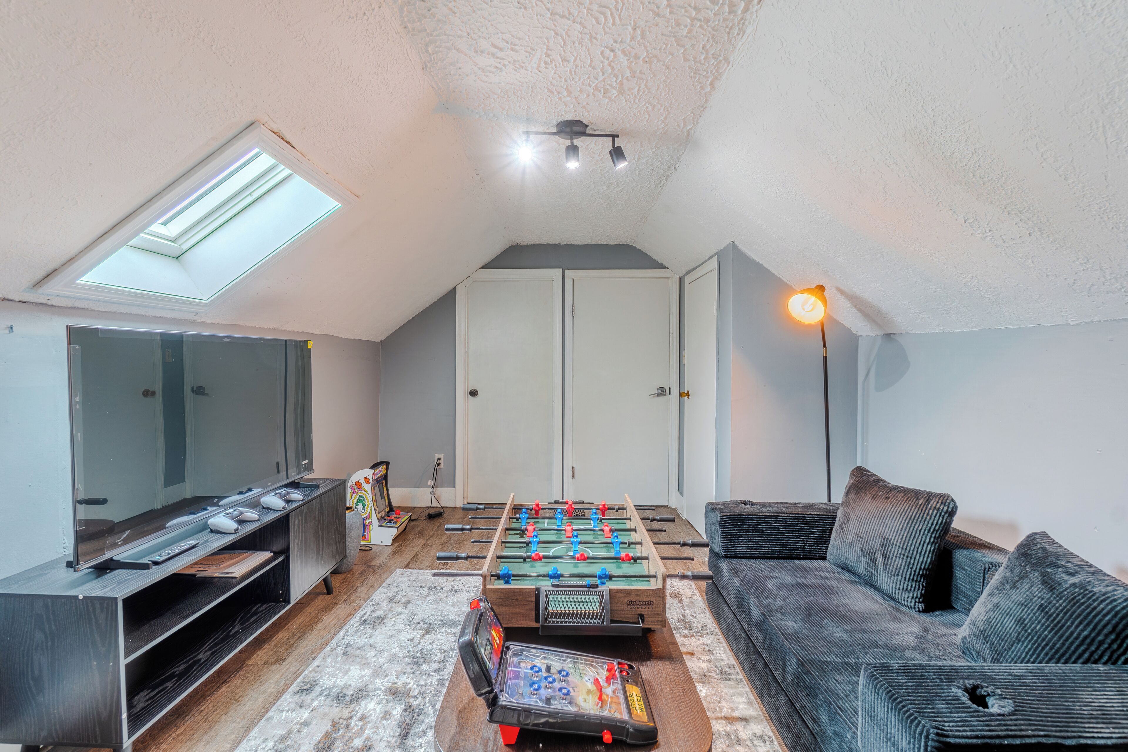Location Boston 3 Bed 1 Bath + Private Parking + Game Room! - バーリントン, MA