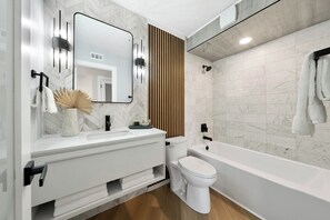 Shower, hair dryer, towels, soap - Stunning Views in Bankers Hill! (San Diego)