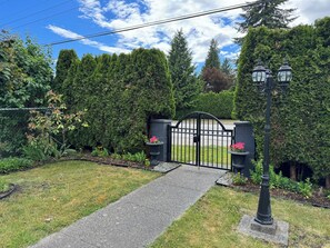 Property grounds - Surrey ( Fleetwood)Home (Surrey)