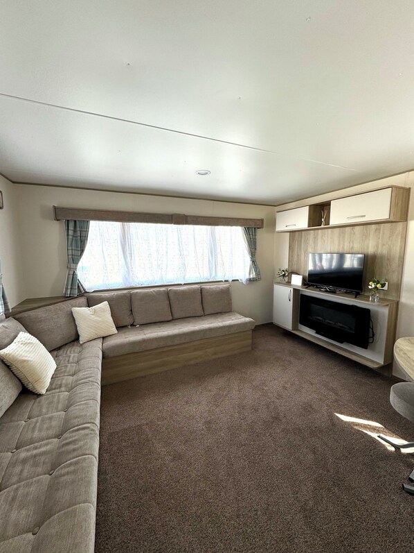 Living area - 3 Bedrooms Caravan Close to Beach (Saint Osyth)