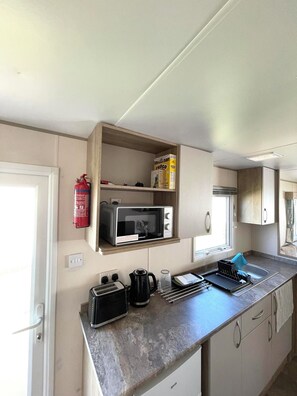 Private kitchen - 3 Bedrooms Caravan Close to Beach (Saint Osyth)