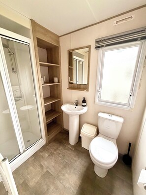 Bathroom - 3 Bedrooms Caravan Close to Beach (Saint Osyth)