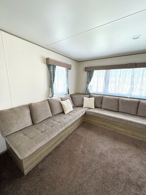 Living area - 3 Bedrooms Caravan Close to Beach (Saint Osyth)