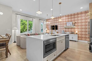 Coffee/tea maker, fridge, microwave, oven - The Velvet Spur - Rooftop Retreat Near Germantown (Nashville)