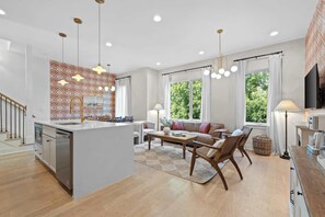 Smart TV, fireplace, offices - The Velvet Spur - Rooftop Retreat Near Germantown (Nashville)