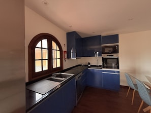 Private kitchen - House with garden and barbecue · Sleeps 6 · beach/estuary (São Jacinto)
