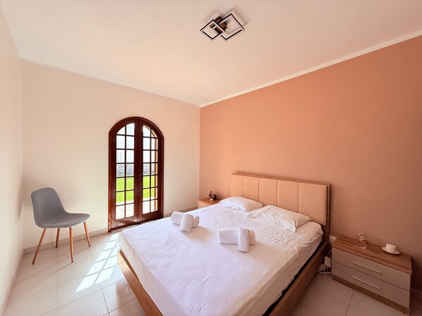Room - House with garden and barbecue · Sleeps 6 · beach/estuary (São Jacinto)