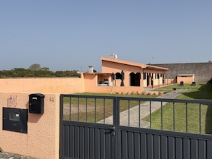 Property grounds - House with garden and barbecue · Sleeps 6 · beach/estuary (São Jacinto)