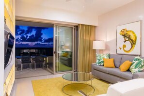 Smart TV - Two Bedroom Suite (Cancún)