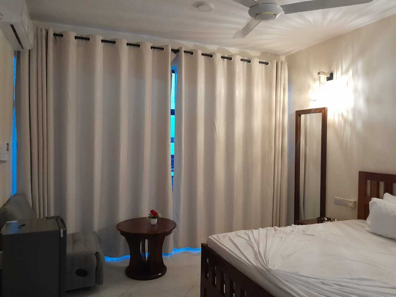 Quarto casal standard, sacada, vista para a cidade