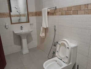 Quarto casal luxo, sacada, vista para a cidade | Banheiro