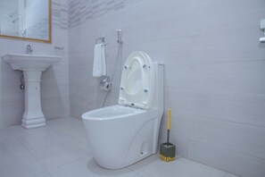 Raised toilet seat - ANDREW VIEW HOTEL (Dar es Salaam)