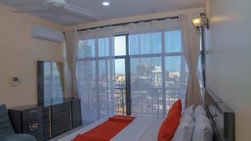 Suite ejecutiva, balcón, vistas a la ciudad | Escritorio, espacio para trabajar con un portátil, wifi gratis