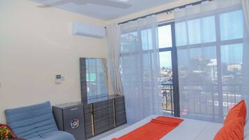 Desk, laptop workspace, free WiFi