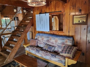 Fernseher, Kamin, Bücher