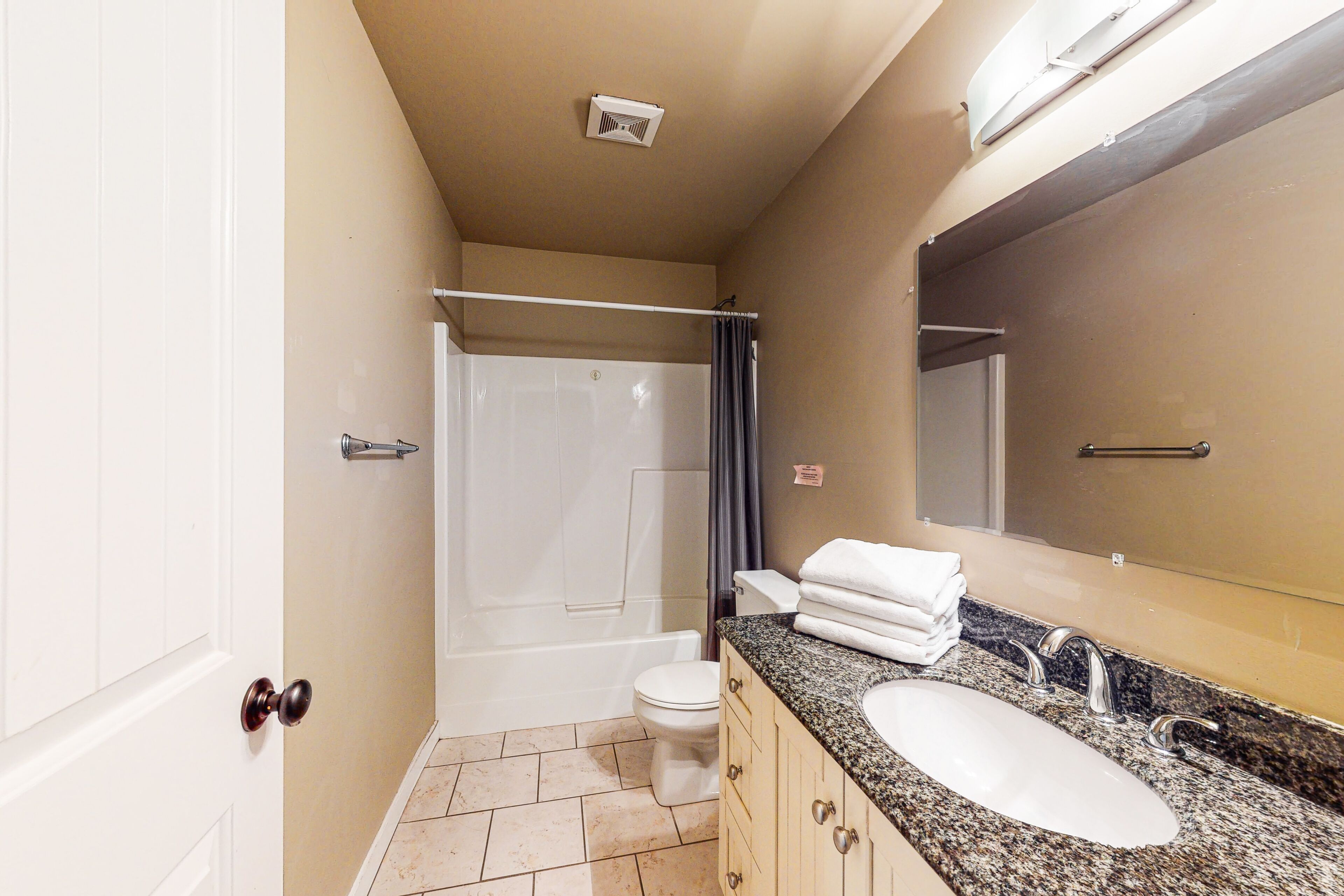 Cabin 5 | Bathroom | Combined shower/bathtub, hair dryer, towels, soap