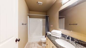 Cabin 5 | Bathroom | Combined shower/bathtub, hair dryer, towels, soap