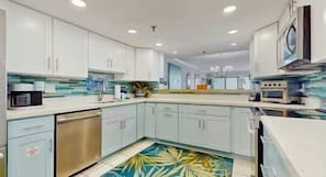 Coffee/tea maker, fridge, microwave, oven - Surf Dweller 207🌊Gulf Front🏖️Beach Service (Fort Walton Beach)